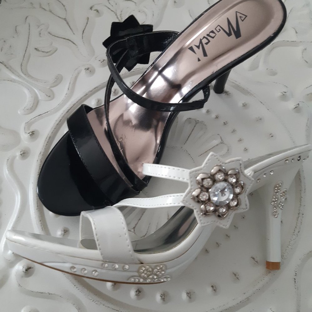 Black and white sandals heels Size 8... 2 for 25$